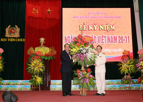 Phó Thủ tướng thường trực Trương Hòa Bình chúc mừng Học viện CSND